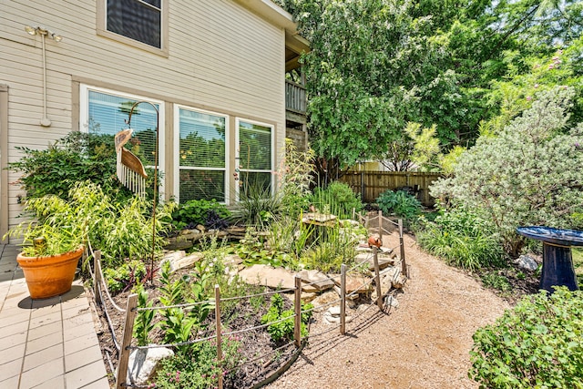 5033 Glenscape Trl, Fort Worth, TX 76137 - view of side of property with a vegetable garden