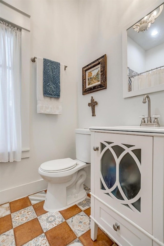 2913 Willing Ave, Fort Worth, TX 76110 - full bath featuring toilet, baseboards, and vanity
