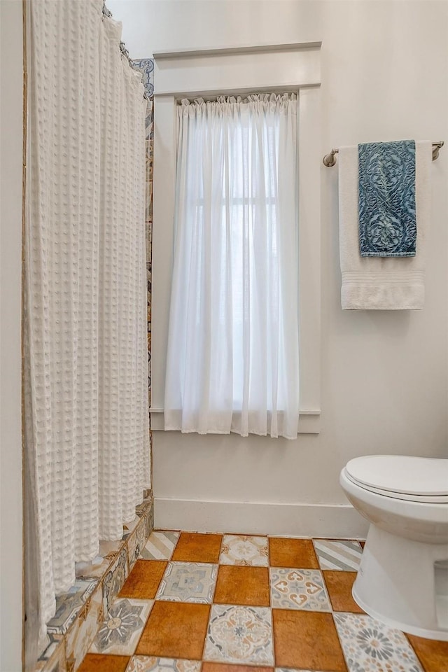 2913 Willing Ave, Fort Worth, TX 76110 - full bath featuring toilet, curtained shower, and baseboards