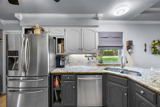 120 Hollie Dr, Red Oak, TX 75154 - kitchen featuring stainless steel appliances, a sink, tasteful backsplash, ornamental molding, and gray cabinets