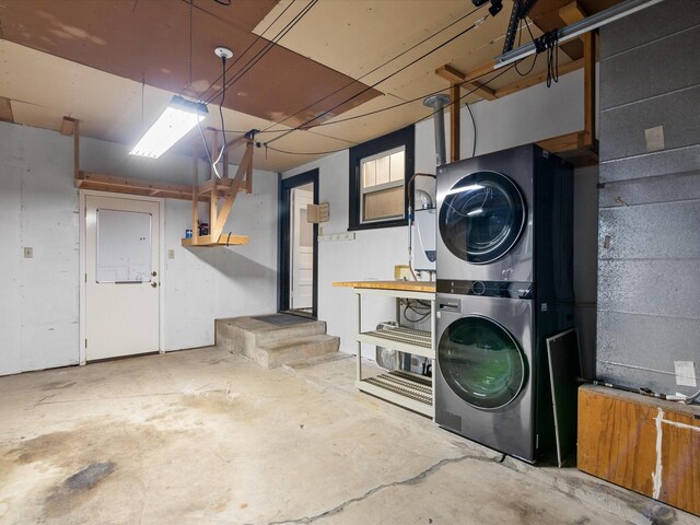 605 W Crockett St, Ennis, TX 75119 - basement featuring stacked washer and clothes dryer