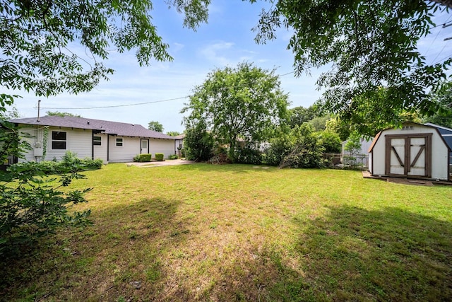 2415 Falls Dr, Dallas, TX 75211 - view of grassy yard
