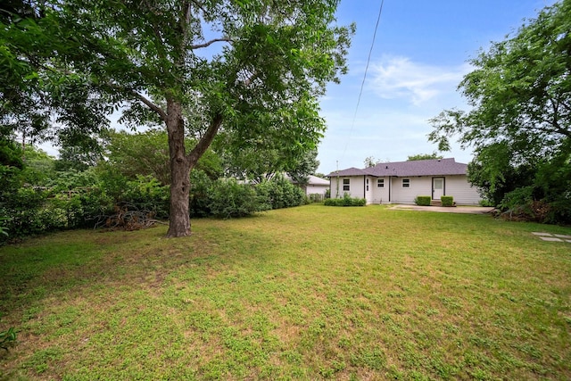 2415 Falls Dr, Dallas, TX 75211 - view of grassy yard with a patio area