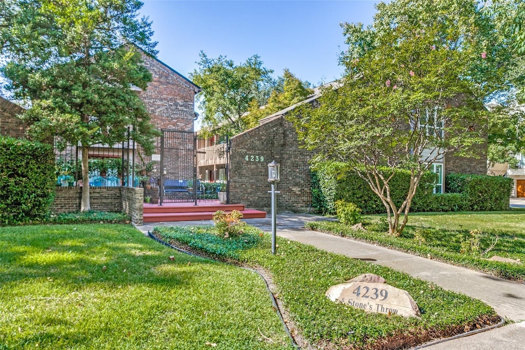 4239 Mckinney Ave Unit 110, Dallas, TX 75205 - view of community featuring a lawn