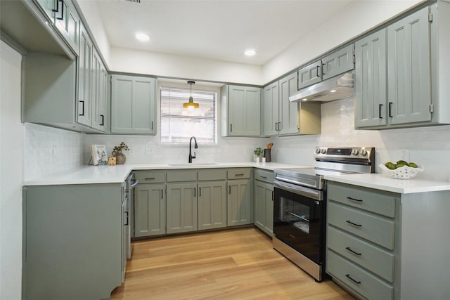 6420 Green Ridge Dr, Watauga, TX 76148 - kitchen featuring stainless steel electric stove, under cabinet range hood, a sink, backsplash, and light wood-type flooring