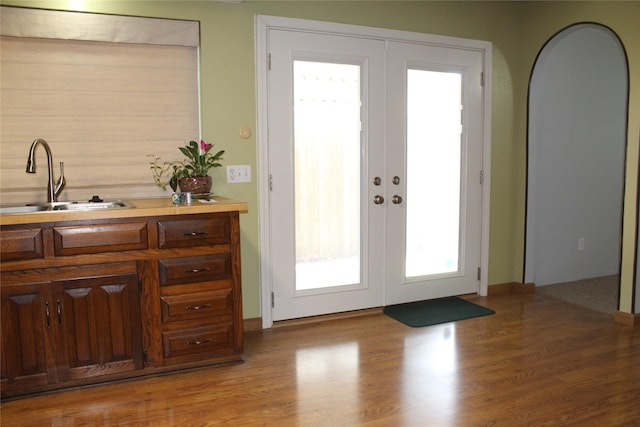 1424 Valley Trl, Mesquite, TX 75149 - entryway featuring a sink, french doors, light wood-type flooring, and arched walkways