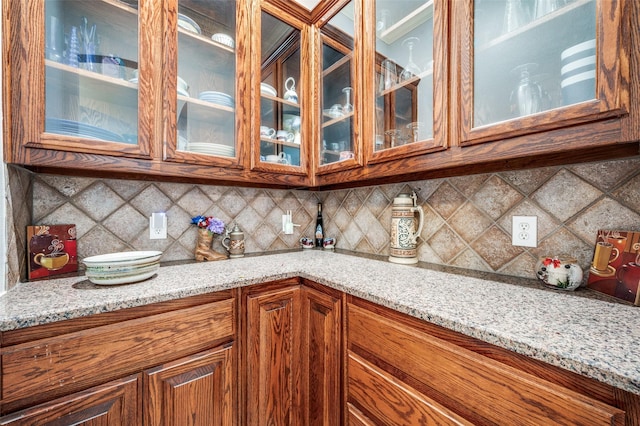 417 Fox Trl, Allen, TX 75002 - bar area with tasteful backsplash