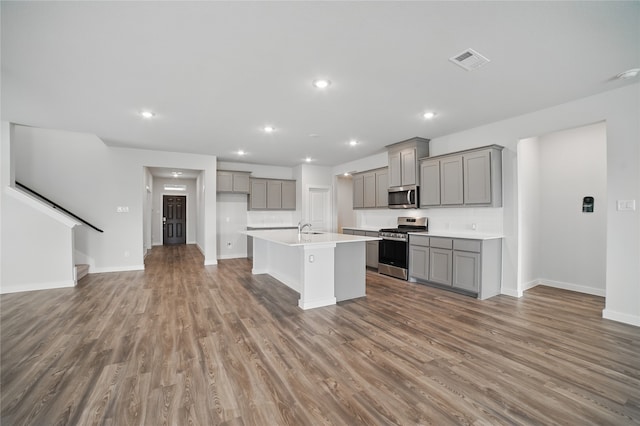 809 Vineyard Way, Forney, TX 75126 - kitchen featuring stainless steel appliances, gray cabinets, a sink, wood finished floors, and recessed lighting