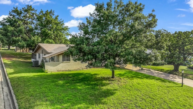 212 E Rentz St, Weatherford, TX 76086 - view of side of home with brick siding and a lawn