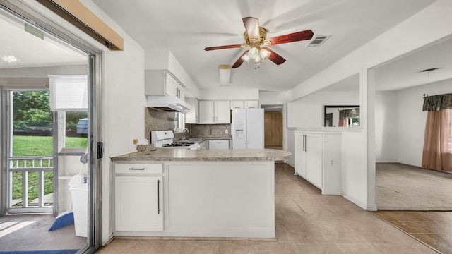 212 E Rentz St, Weatherford, TX 76086 - kitchen with under cabinet range hood, a ceiling fan, range, a peninsula, and white cabinets