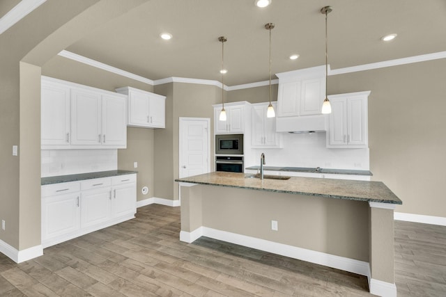 449 Hillstone Dr, Midlothian, TX 76065 - kitchen featuring stainless steel appliances, a sink, light wood-type flooring, crown molding, and baseboards