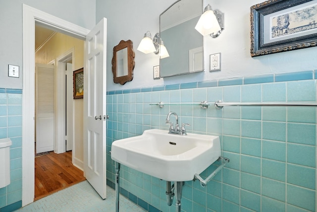 1125 Sayles Blvd, Abilene, TX 79605 - bathroom featuring tile walls and wainscoting