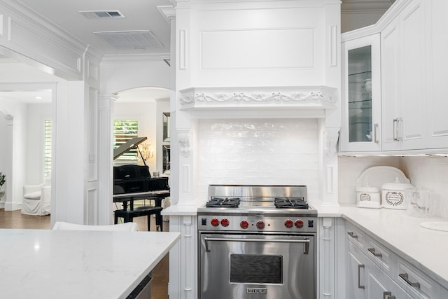 4009 Tave Ct, Arlington, TX 76016 - kitchen with premium range, white cabinetry, tasteful backsplash, and crown molding