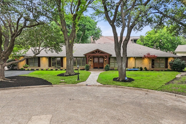 6942 Desco Pl, Dallas, TX 75225 - view of front facade featuring a front yard and a shingled roof