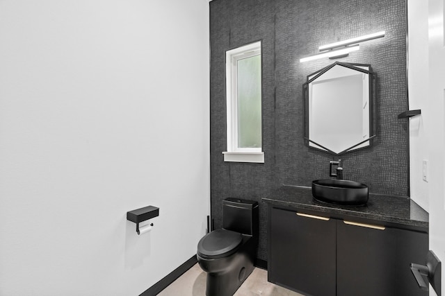 2303 Timber Creek Ct, Cedar Hill, TX 75104 - half bathroom with vanity, toilet, and backsplash