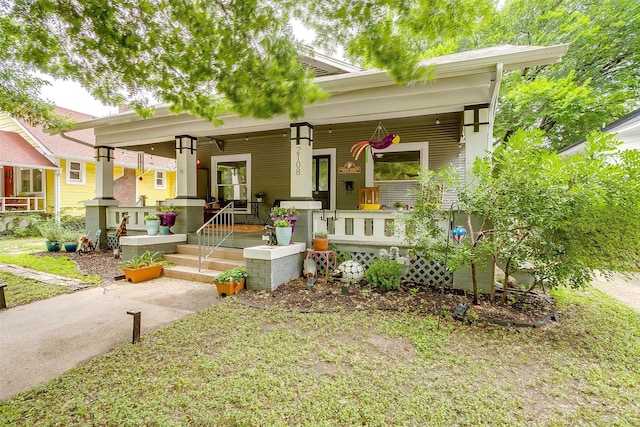 2108 Fairmount Ave, Fort Worth, TX 76110 - shotgun-style home featuring a porch