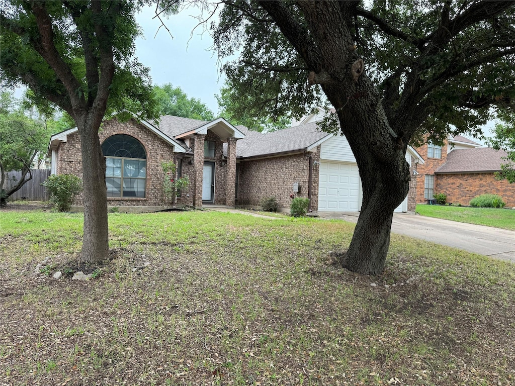 822 Trevor Way, Arlington, TX 76001 - mid-century home featuring an attached garage, brick siding, driveway, and a shingled roof