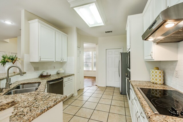2001 Bosbury Dr, Flower Mound, TX 75028 - kitchen with appliances with stainless steel finishes, a sink, under cabinet range hood, backsplash, and a chandelier