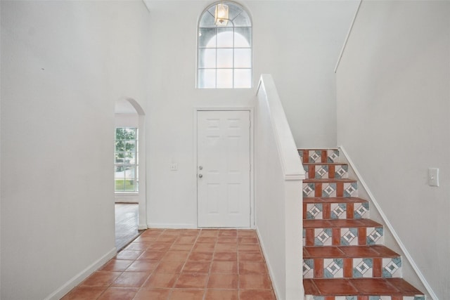 317 Stately Oak Ln, Lake Dallas, TX 75065 - entrance foyer featuring a high ceiling, arched walkways, stairway, and baseboards