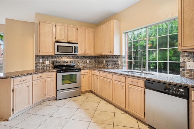 10120 Preston Vineyard Dr, Frisco, TX 75035 - kitchen with stainless steel appliances, a sink, light brown cabinets, dark stone counters, and tasteful backsplash
