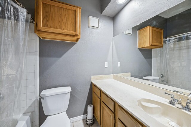 7340 Skillman St Unit 1207, Dallas, TX 75231 - bathroom with toilet, vanity, baseboards, and shower / bath combo with shower curtain