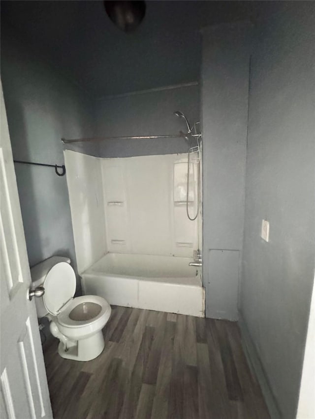 601 Elm St, Teague, TX 75860 - full bath featuring toilet, wood finished floors, and shower / bathtub combination