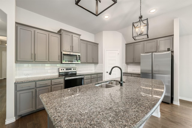 2627 Askern Ct, Grand Prairie, TX 75052 - kitchen featuring stainless steel appliances, a sink, gray cabinetry, recessed lighting, and vaulted ceiling