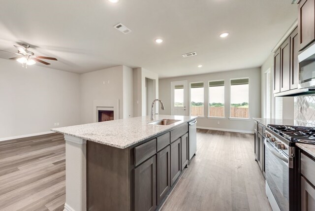 616 Juneau St, Gainesville, TX 76240 - kitchen featuring a sink, appliances with stainless steel finishes, light wood-style floors, and recessed lighting