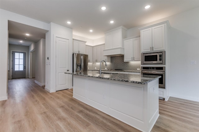 928 Marian Dr, Allen, TX 75013 - kitchen with appliances with stainless steel finishes, baseboards, decorative backsplash, a sink, and a kitchen island with sink