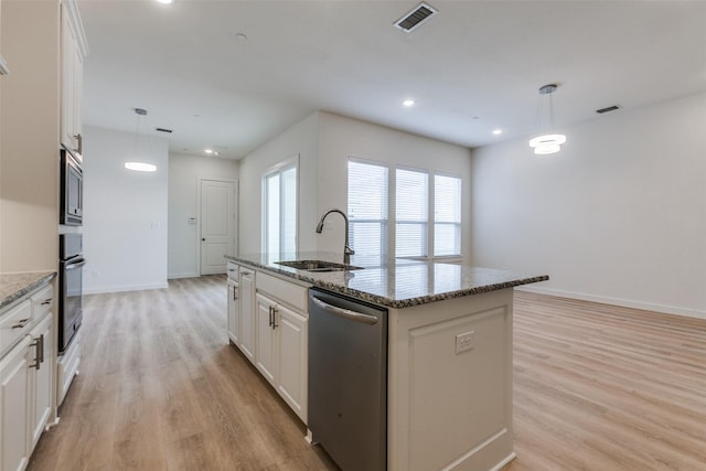 928 Marian Dr, Allen, TX 75013 - kitchen featuring appliances with stainless steel finishes, a sink, light wood-style flooring, a kitchen island with sink, and hanging light fixtures