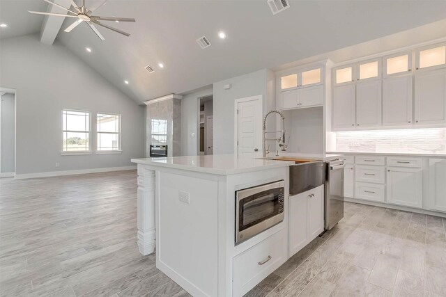 580 Highview Ct, Godley, TX 76044 - kitchen with appliances with stainless steel finishes, a sink, recessed lighting, a ceiling fan, and open floor plan