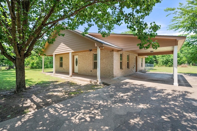604 Donna Cir, Kerens, TX 75144 - view of front of home with brick siding, driveway, ceiling fan, and a front yard