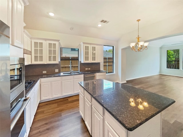 2140 Heather Glen Dr, Rockwall, TX 75087 - kitchen with a sink, stainless steel appliances, a chandelier, wood finished floors, and recessed lighting