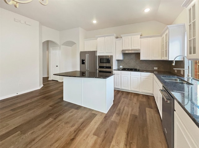 2140 Heather Glen Dr, Rockwall, TX 75087 - kitchen featuring appliances with stainless steel finishes, a sink, arched walkways, dark wood-style floors, and recessed lighting