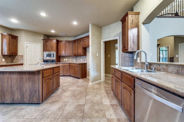 3500 Corkwood Dr, Frisco, TX 75033 - kitchen with stainless steel appliances, a sink, backsplash, recessed lighting, and light tile patterned floors
