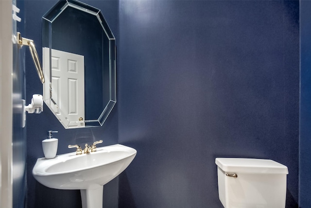 8635 Forest Glen Dr, Irving, TX 75063 - bathroom featuring toilet and a sink