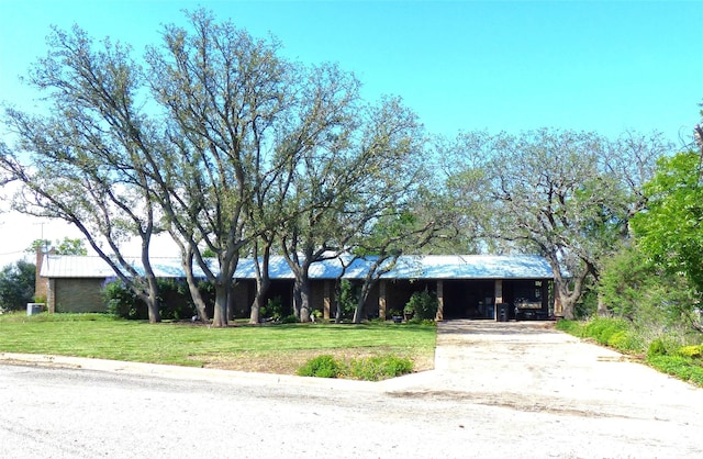 135 Lakeview, Brady, TX 76825 - ranch-style home with a front yard and driveway