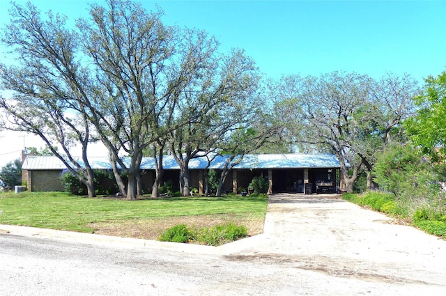 135 Lakeview, Brady, TX 76825 - single story home with concrete driveway, a front yard, and a carport