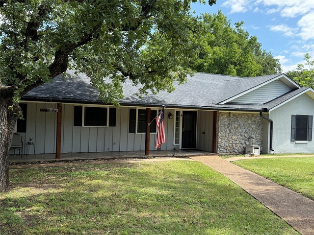 4 Preston Pl, Mineral Wells, TX 76067 - view of front of home featuring a shingled roof, a front yard, a porch, and board and batten siding