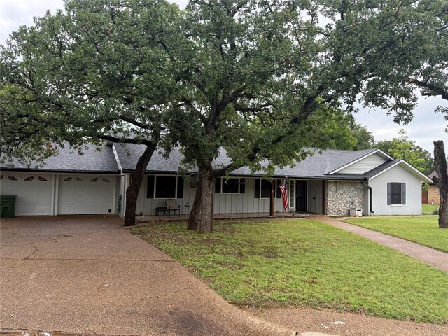 4 Preston Pl, Mineral Wells, TX 76067 - ranch-style house with driveway, a garage, a front yard, covered porch, and roof with shingles