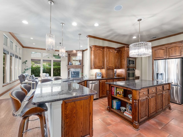 2830 Creekwood Ln, Prosper, TX 75078 - kitchen with appliances with stainless steel finishes, a chandelier, a sink, ornamental molding, and dark stone countertops