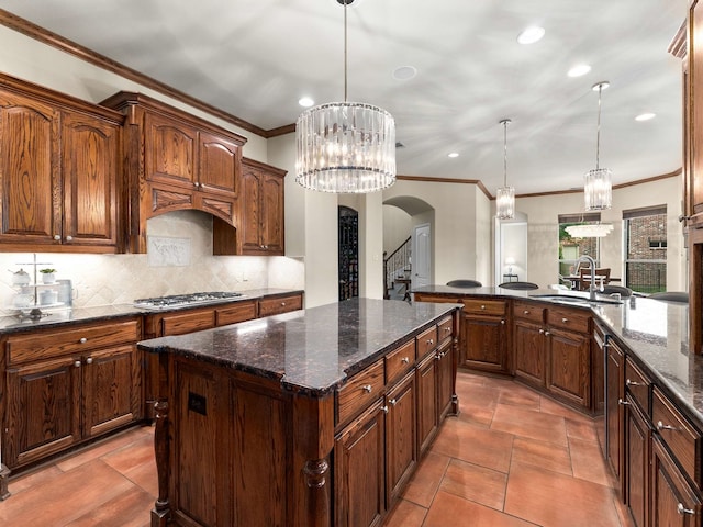 2830 Creekwood Ln, Prosper, TX 75078 - kitchen featuring a sink, arched walkways, stainless steel appliances, ornamental molding, and decorative backsplash