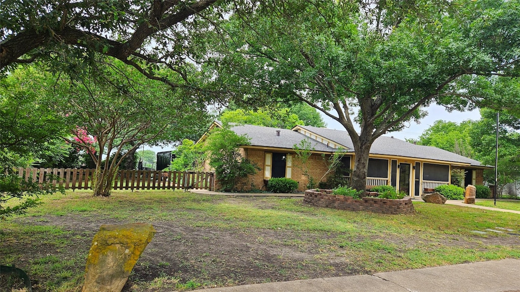 201 Vanderbilt Ln, Waxahachie, TX 75165 - single story home with brick siding