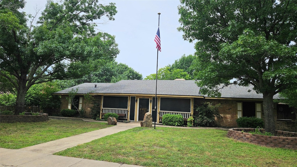 201 Vanderbilt Ln, Waxahachie, TX 75165 - ranch-style home featuring a front lawn