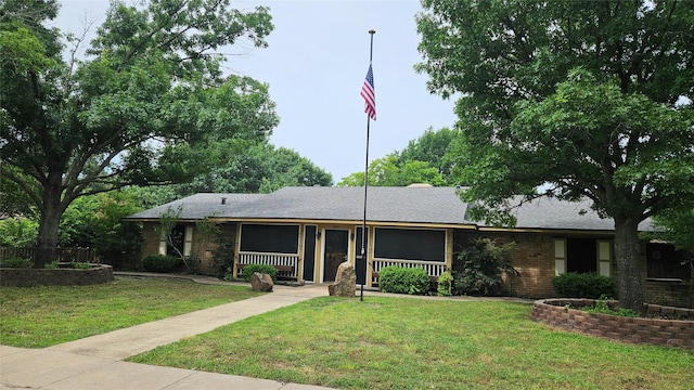 201 Vanderbilt Ln, Waxahachie, TX 75165 - ranch-style home featuring a front lawn