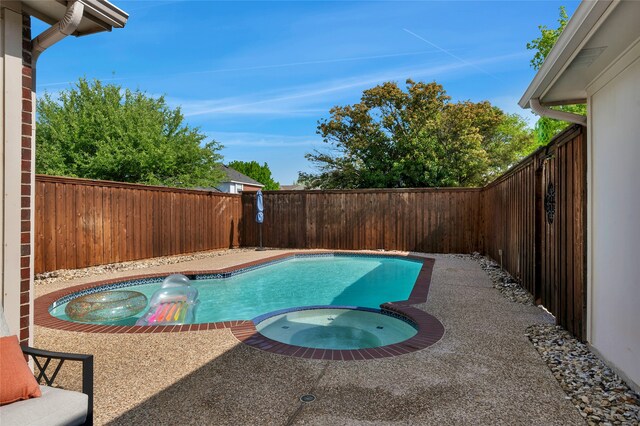 2700 Rochelle Dr, Mckinney, TX 75070 - view of swimming pool with a pool with connected hot tub and a fenced backyard