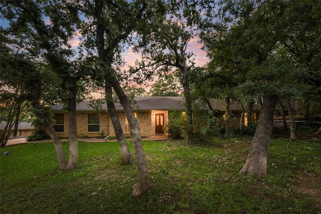 5909 Shady Hill Ln, Arlington, TX 76016 - view of front of property with a front lawn