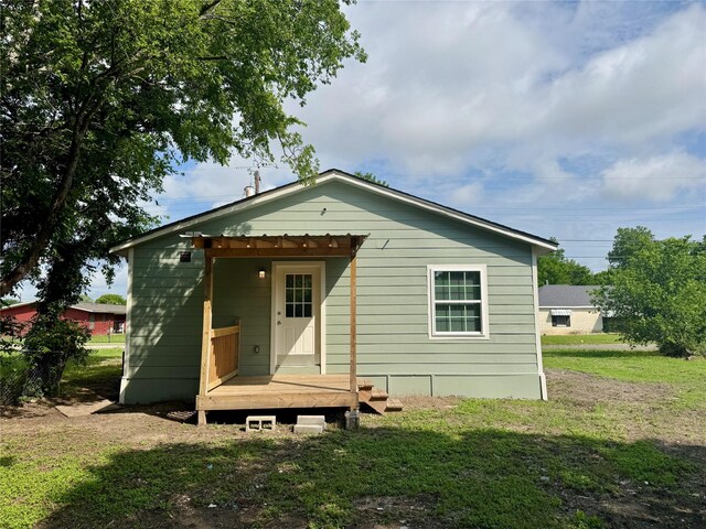 924 Gurley Ln, Waco, TX 76706 - back of house with a lawn
