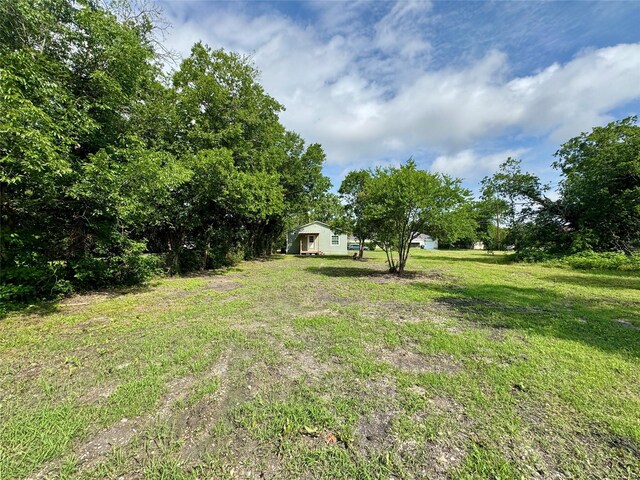 924 Gurley Ln, Waco, TX 76706 - view of grassy yard