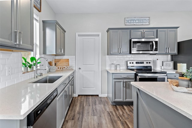 512 Leeward Ln, Crowley, TX 76036 - kitchen with stainless steel appliances, a sink, gray cabinets, and dark wood finished floors